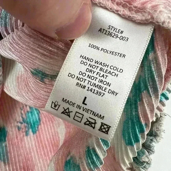 Pleated ASTR The Label Women's White and Pink Blouse - Picture 7 of 9